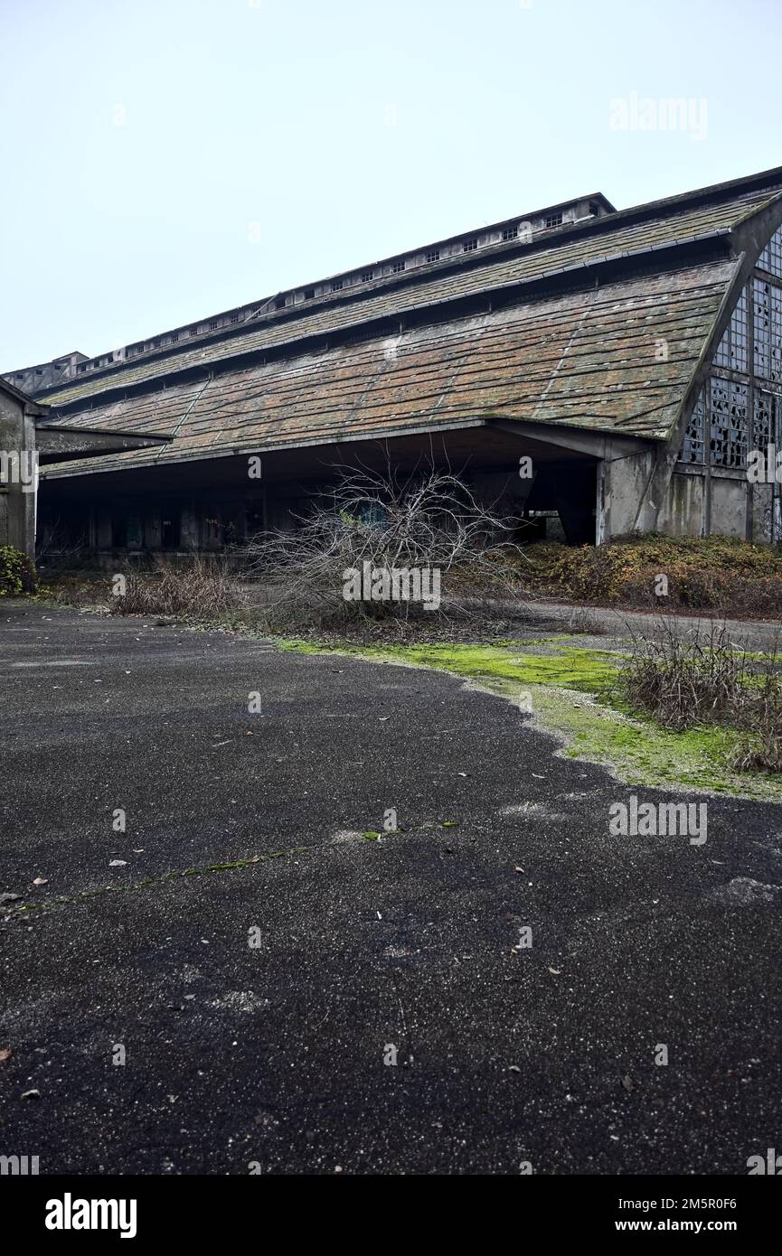 Portico all'esterno di un magazzino abbandonato in una giornata nuvolosa Foto Stock