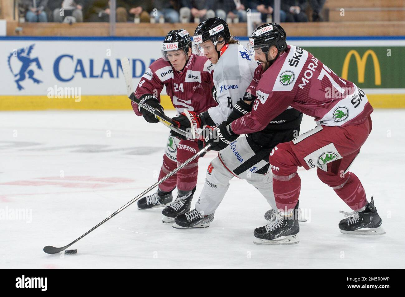 Davos, Svizzera. 30th Dec, 2022. 30.12.2022, Davos, Eistadion Davos, Spengler Cup: HC Sparta Praha - Orebro HK, Rodrigo Abols di Örebro HK contro Tomas Tomek di Sparta Praga e Michal Moravcik di Sparta Praga (Andrea Branca/SPP-JP) Credit: SPP Sport Press Photo. /Alamy Live News Foto Stock