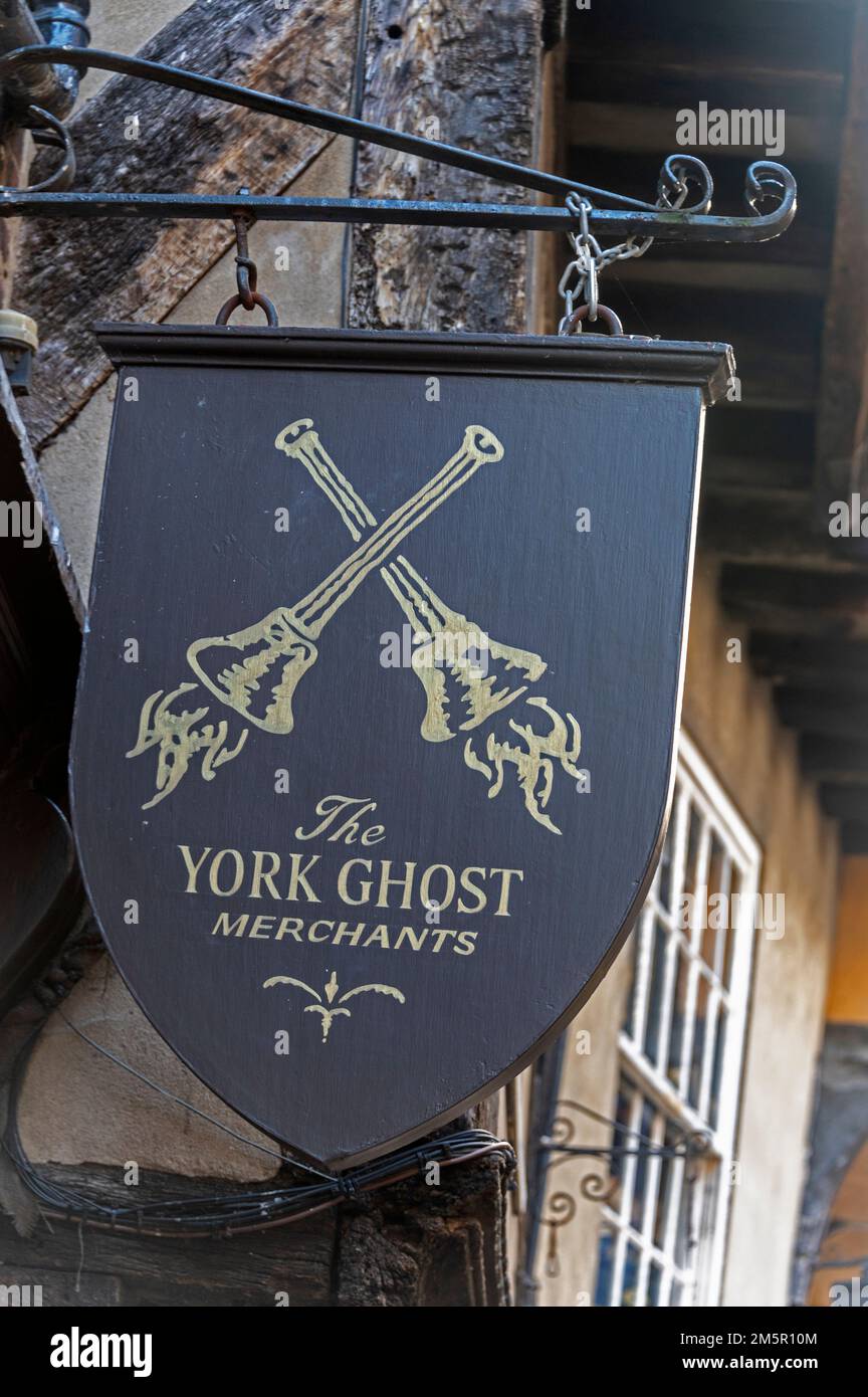 Lo York Ghost Merchants è un'attrazione turistica negli Shambles, all'interno della città medievale di York, nel nord dell'Inghilterra. York ha una reputazione per Foto Stock