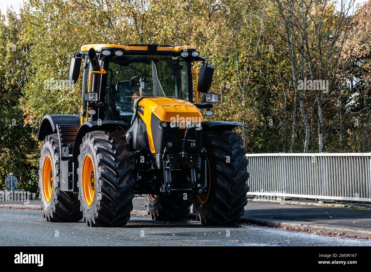 Intorno al Regno Unito - icona JCB Fastrac nella periferia di Chorley, Lancashire, Regno Unito Foto Stock