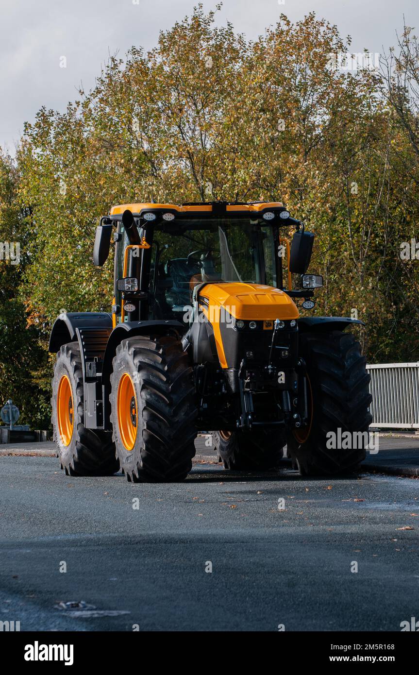 Intorno al Regno Unito - icona JCB Fastrac nella periferia di Chorley, Lancashire, Regno Unito Foto Stock