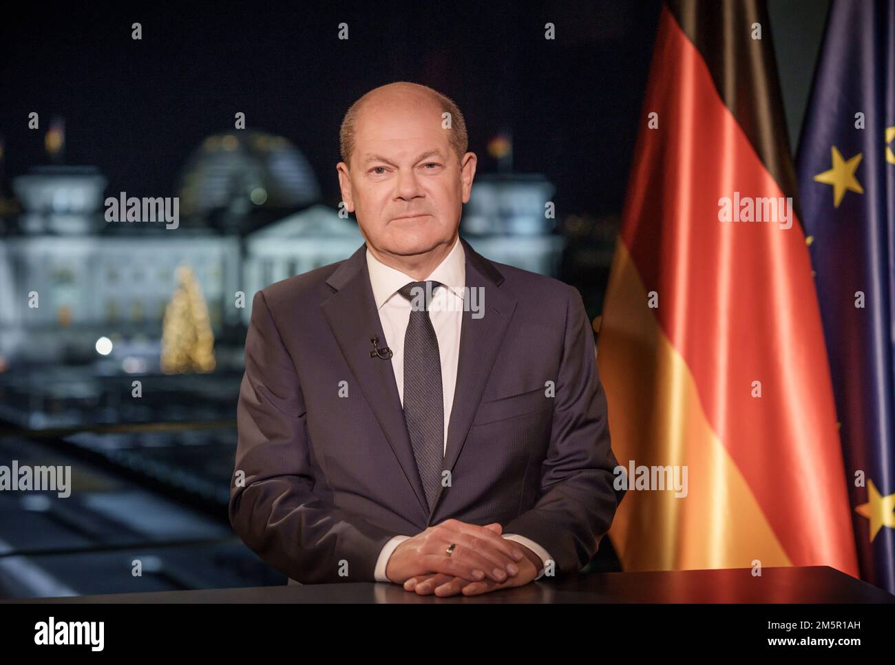 Berlino, Germania. 30th Dec, 2022. Il Cancelliere tedesco OLAF Scholz (DOCUP) si riunisce durante la registrazione del discorso di Capodanno presso l'Ufficio del Cancelliere. SCADENZE: Quotidiani: Gratuito per i giornali di sabato, 31 dicembre 2022. Agenzie: Gratuito dopo la pubblicazione che indica il periodo di blocco: 31 dicembre 2022, ore 00:00 Credit: Michael Kappeler/dpa Pool/dpa/Alamy Live News Foto Stock