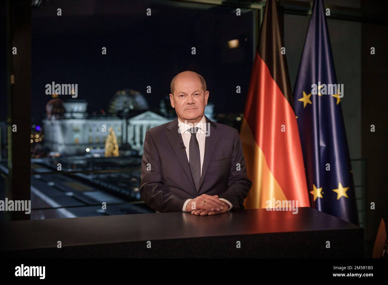 Berlino, Germania. 30th Dec, 2022. Il Cancelliere tedesco OLAF Scholz (DOCUP) si riunisce durante la registrazione del discorso di Capodanno presso l'Ufficio del Cancelliere. SCADENZE: Quotidiani: Gratuito per i giornali di sabato, 31 dicembre 2022. Agenzie: Gratuito dopo la pubblicazione che indica il periodo di blocco: 31 dicembre 2022, ore 00:00 Credit: Michael Kappeler/dpa Pool/dpa/Alamy Live News Foto Stock