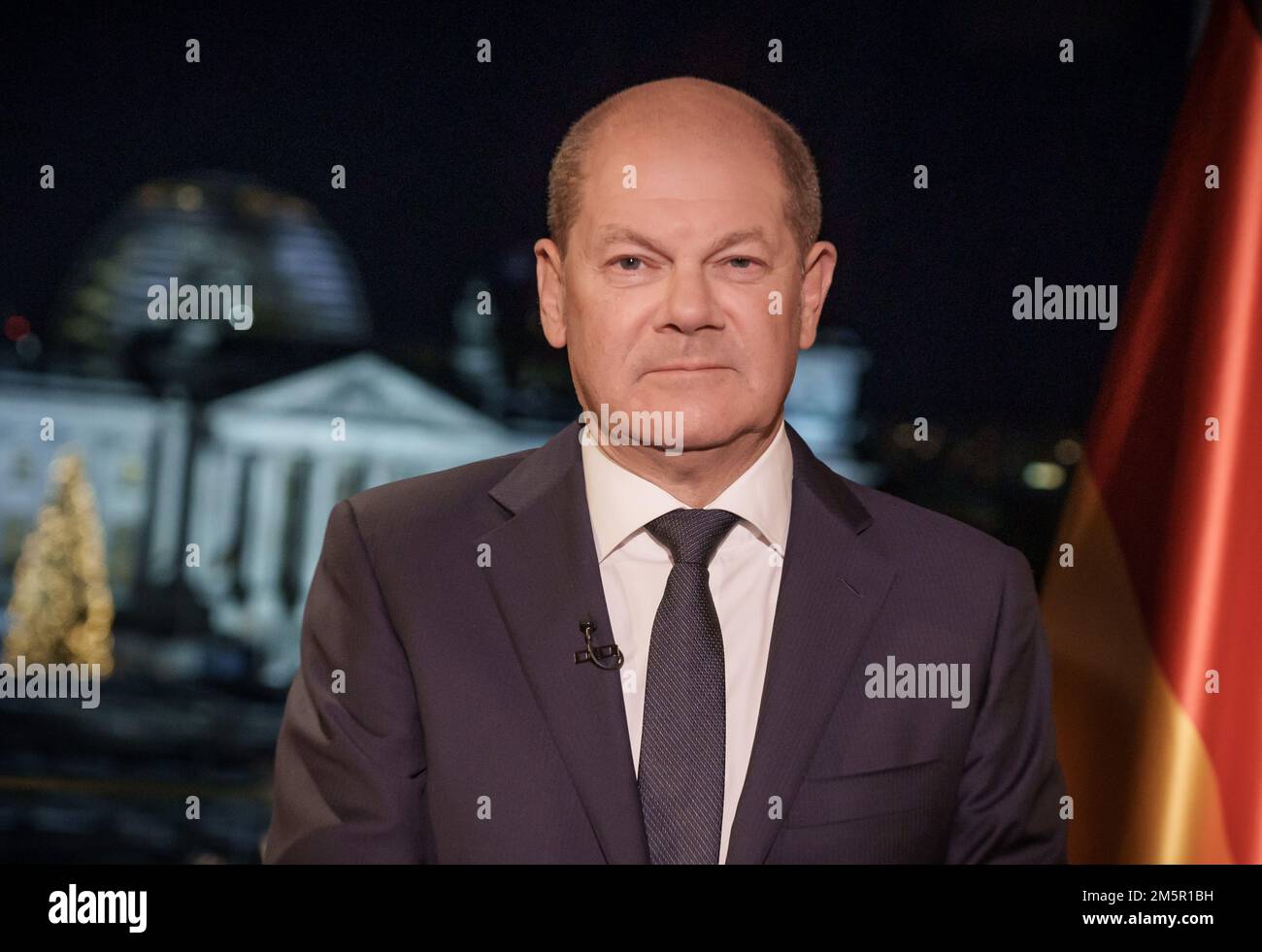 Berlino, Germania. 30th Dec, 2022. Il Cancelliere tedesco OLAF Scholz (DOCUP) si riunisce durante la registrazione del discorso di Capodanno presso l'Ufficio del Cancelliere. SCADENZE: Quotidiani: Gratuito per i giornali di sabato, 31 dicembre 2022. Agenzie: Gratuito dopo la pubblicazione che indica il periodo di blocco: 31 dicembre 2022, ore 00:00 Credit: Michael Kappeler/dpa Pool/dpa/Alamy Live News Foto Stock