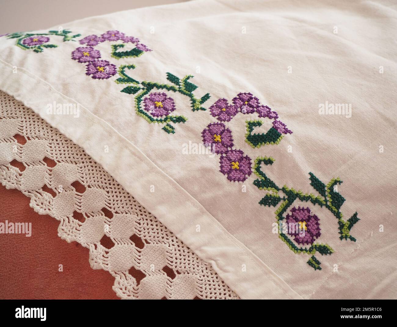 Embriodery floreale. Tradizionale anatolia artigianale sulla federa bianca. Motivo floreale ricamato su tessuto. Foto Stock