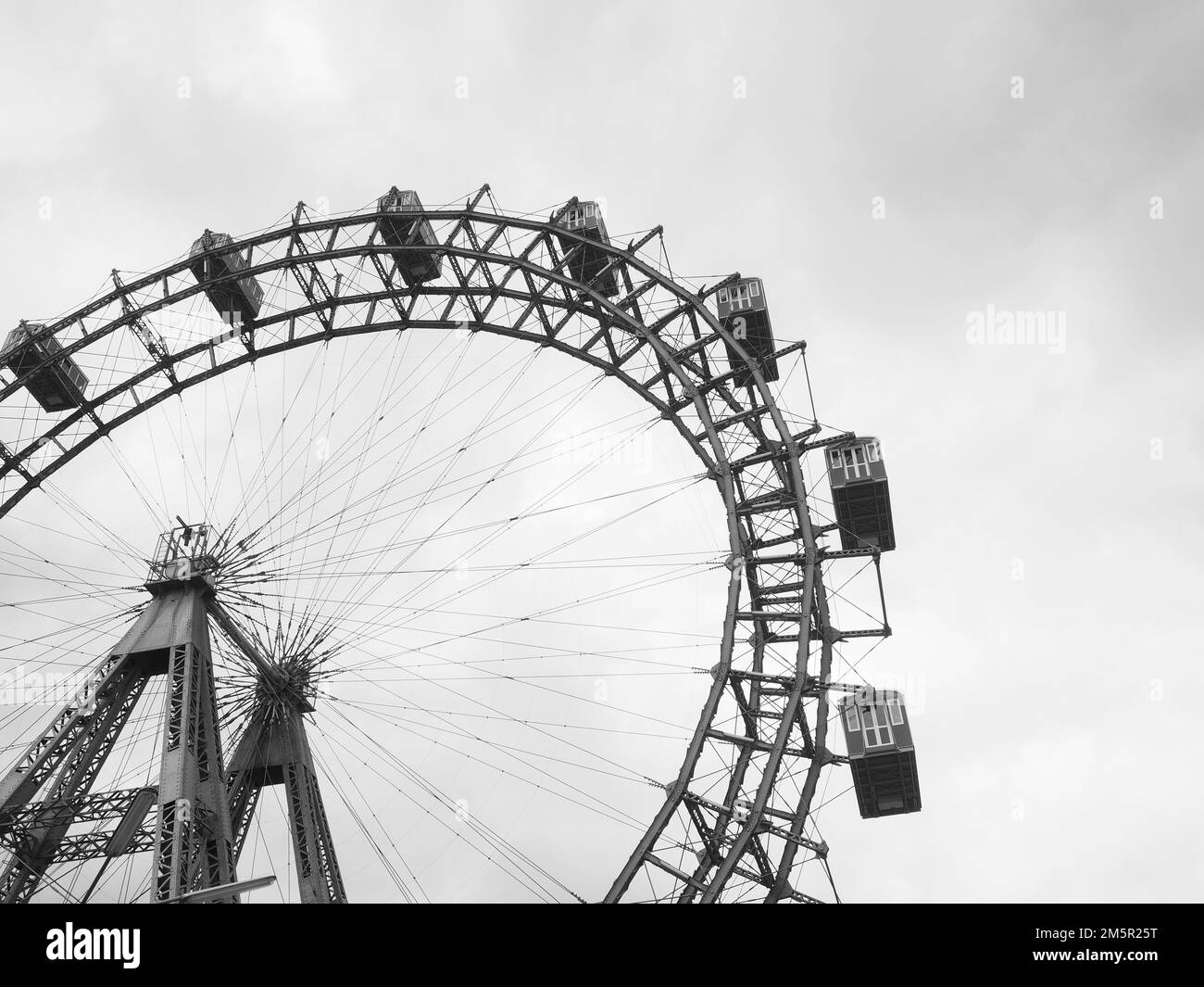 Il Wiener Riesenrad o semplicemente Riesenrad è una ruota panoramica situata nel grande parco divertimenti all'interno del Prater. Foto Stock