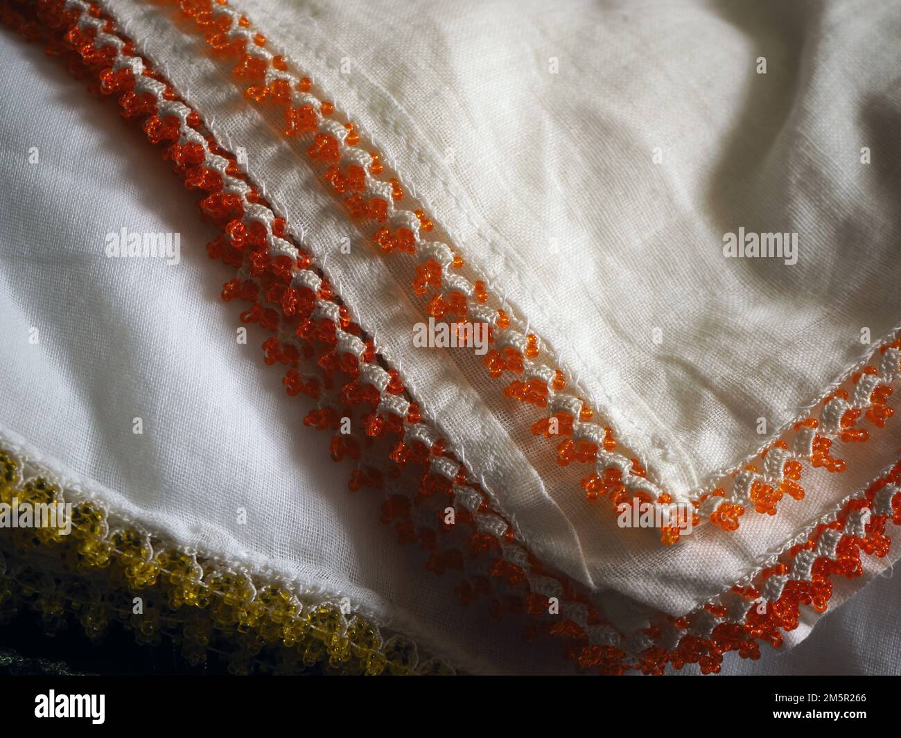 Esempi di pizzo ad ago tradizionale anatoliano. Ricamo intorno al fazzoletto bianco. Sciarpa ricamata con tallone. Foto Stock