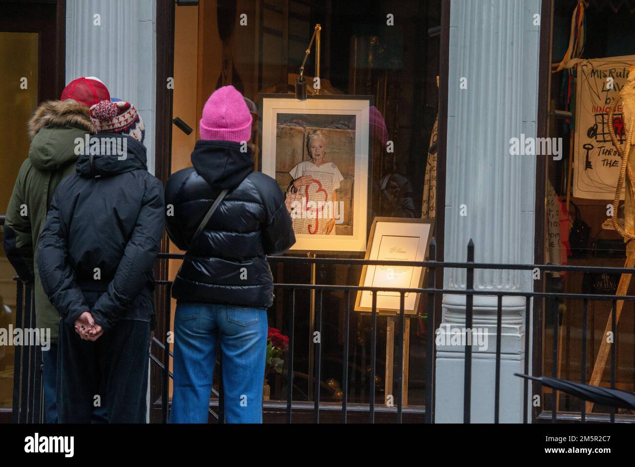 Londra, Inghilterra, Regno Unito. 30th Dec, 2022. Ammiraglia negozio di moda britannica icona Vivienne Westwood che è morto alle 81 di ieri. (Credit Image: © Tayfun Salci/ZUMA Press Wire) Credit: ZUMA Press, Inc./Alamy Live News Foto Stock