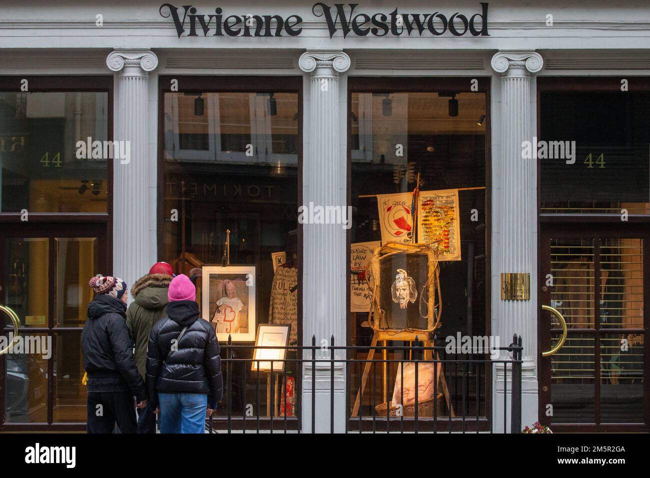 Londra, Inghilterra, Regno Unito. 30th Dec, 2022. Ammiraglia negozio di moda britannica icona Vivienne Westwood che è morto alle 81 di ieri. (Credit Image: © Tayfun Salci/ZUMA Press Wire) Credit: ZUMA Press, Inc./Alamy Live News Foto Stock