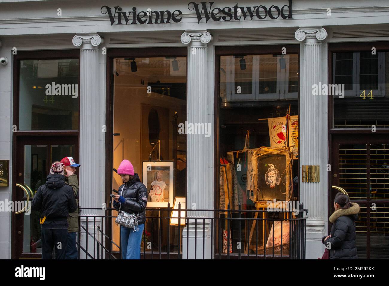 Londra, Inghilterra, Regno Unito. 30th Dec, 2022. Ammiraglia negozio di moda britannica icona Vivienne Westwood che è morto alle 81 di ieri. (Credit Image: © Tayfun Salci/ZUMA Press Wire) Credit: ZUMA Press, Inc./Alamy Live News Foto Stock
