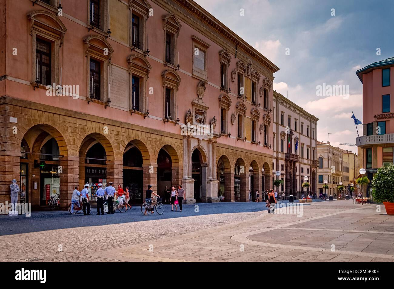 PADOVA, ITALIA - AGOSTO 11,2009: Elegante strada a Padova vicino a Palazzo Moroni con persone che camminano e lavorano Foto Stock