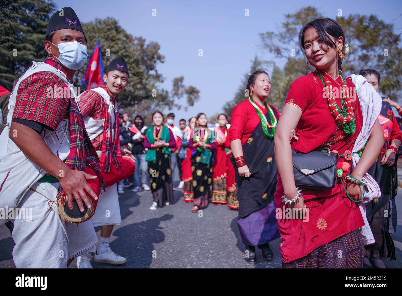 Kathmandu, Nepal. 30th Dec, 2022. Le persone della comunità Gurung che indossano abiti tradizionali sono viste cantare e ballare mentre celebrano il festival Tamu Loshar. Ogni anno nel mese nepalese di Poush (dicembre), le persone della comunità Gurung celebrano Tamu Lhosar/ il loro nuovo anno rispetto al proprio sistema di calendario chiamato Tamu Sambit con grande entusiasmo. (Foto di Prabin Ranabhat/SOPA Images/Sipa USA) Credit: Sipa USA/Alamy Live News Foto Stock