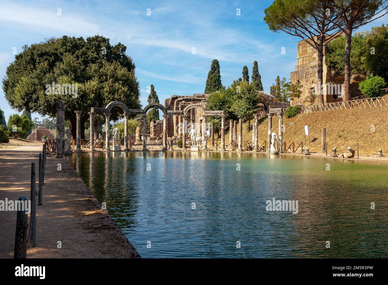 Tivoli, Italia - 21 agosto 2009: Villa Adriana, patrimonio dell'umanità dell'UNESCO. L'antica piscina chiamata Canopus Foto Stock