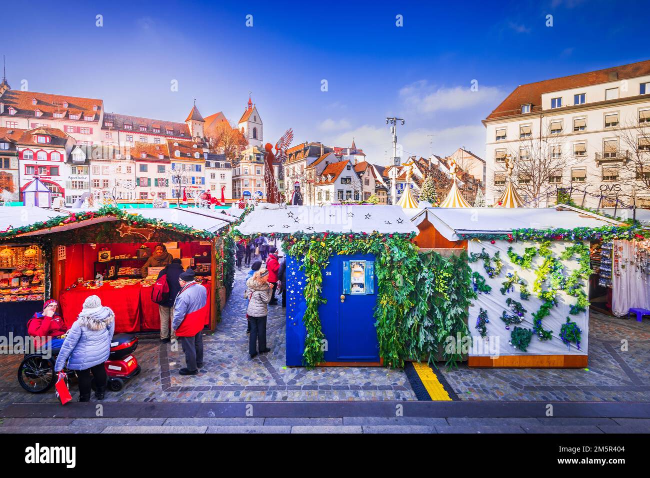 Basilea, Svizzera - Dicembre 2017. Basler Weihnachtsmarkt, mercatino di Natale a Barfüsserplatz, Confederazione svizzera. Foto Stock
