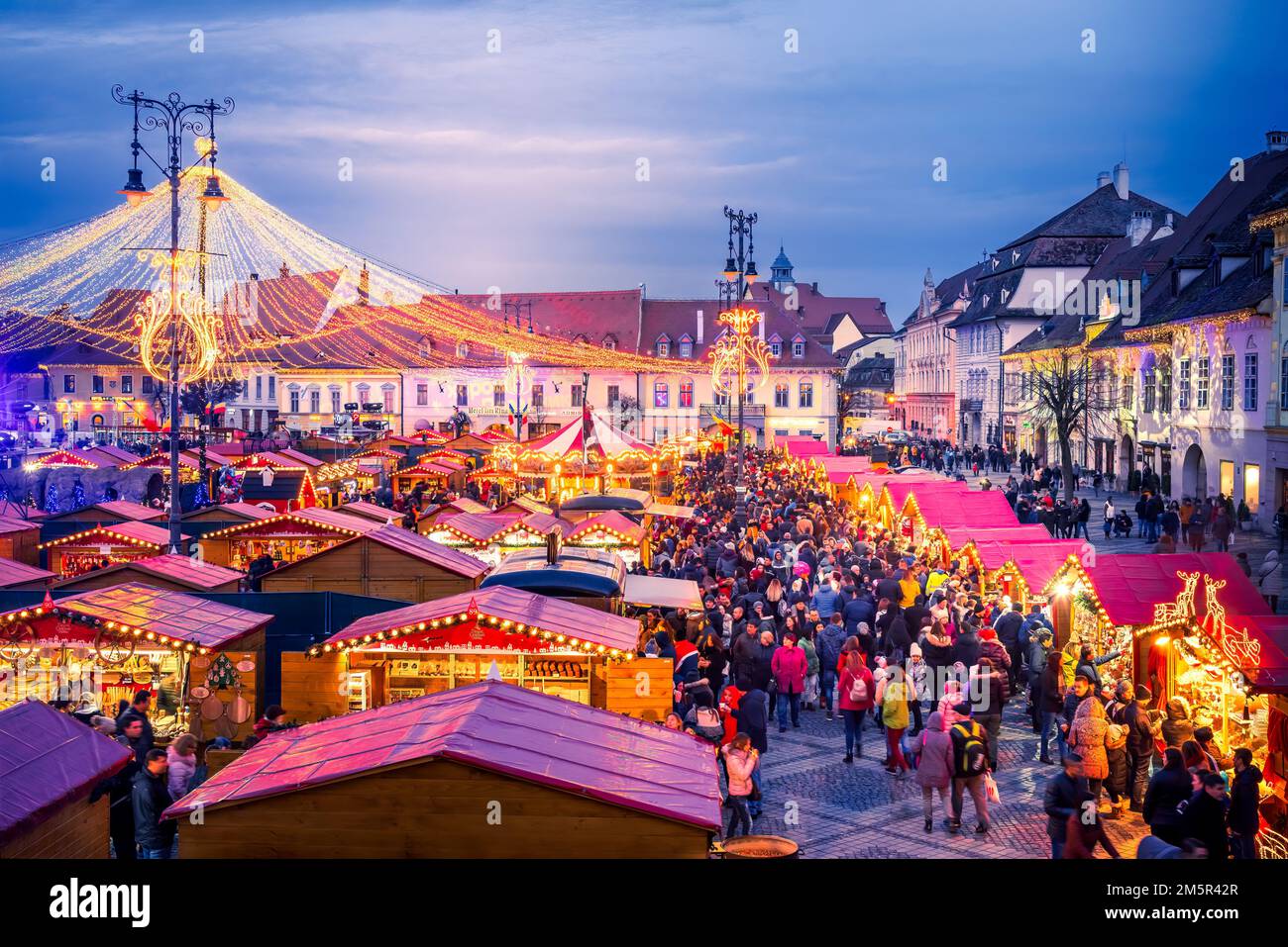 Sibiu, Romania - Dicembre 2018. Immagine crepuscolare con il più famoso mercatino di Natale in Transilvania. Destinazione delle fiabe invernali in Europa. Foto Stock