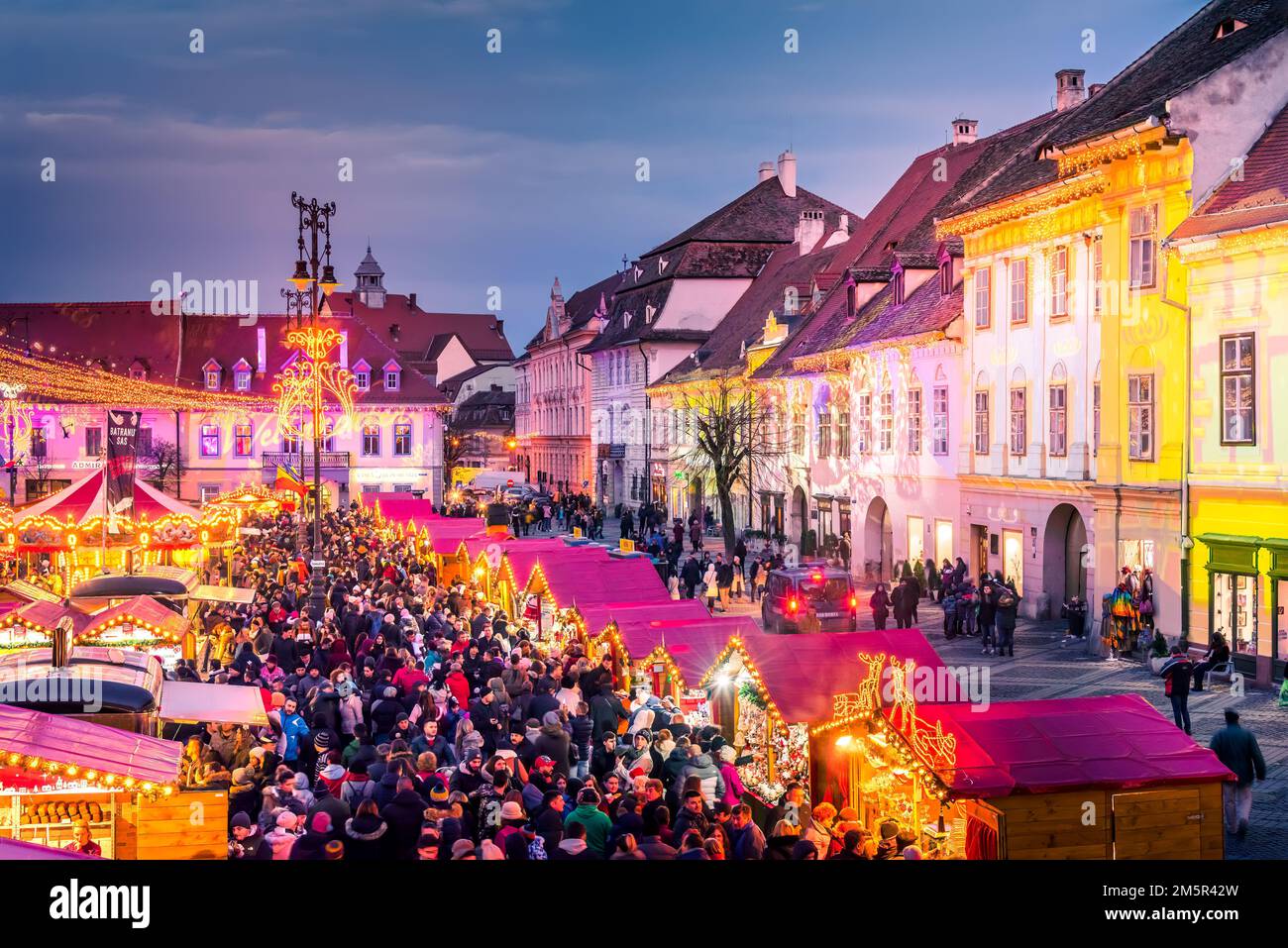 Sibiu, Romania - Dicembre 2018. Immagine crepuscolare con il più famoso mercatino di Natale in Transilvania. Destinazione delle fiabe invernali in Europa. Foto Stock