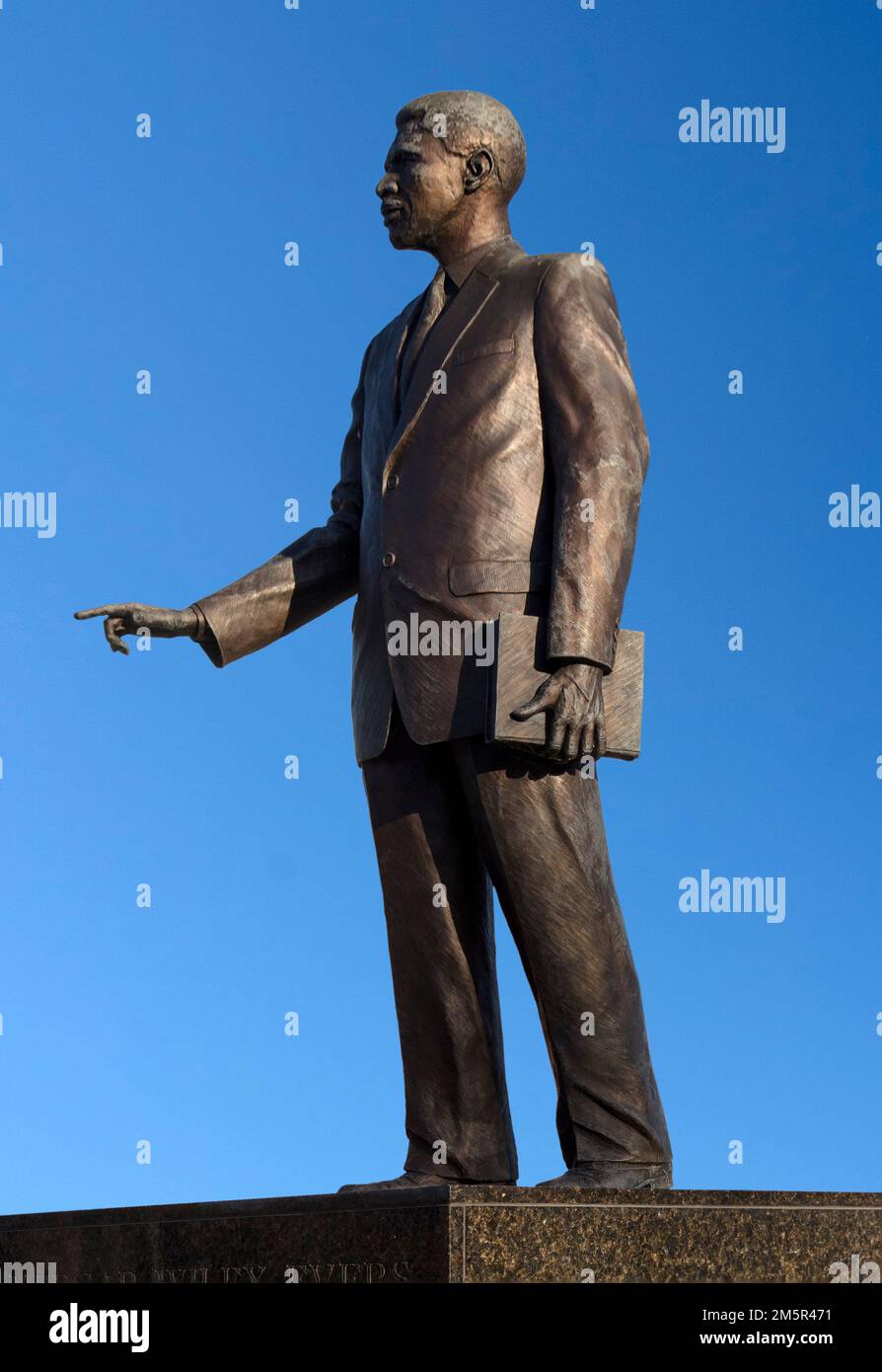 Medgar Evers. Statua del leader dei diritti civili Medgar Wiley Evers (1925-1963) nel campus dell'Alcorn state University, Lorman, Mississippi. Foto Stock