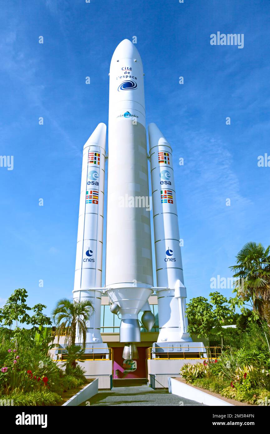 Replica del razzo Ariane 5 in scala reale alla Cité de l'Espace Tolosa contro il cielo limpido Foto Stock