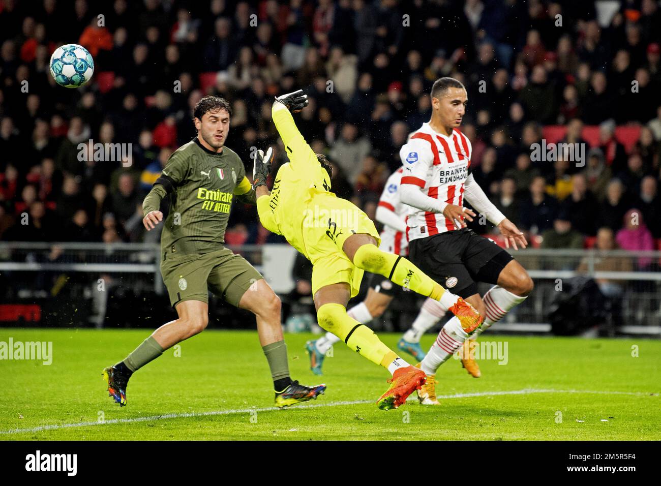 EINDHOVEN Antonio Mirante dell'AC Milan, Anwar El Ghazi del PSV, David Calbria dell'AC Milan contro durante la partita di pratica nello stadio Philips contro l'AC Milan. ANP OLAF KRAAK Foto Stock