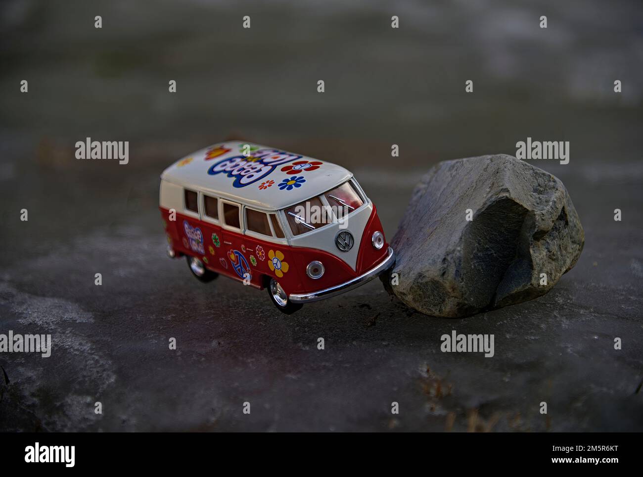 Un primo piano di un furgone volkswagen hippie rosso e bianco, (il Beetle era il tipo 1) con Amore e fiore potenza 1960s. Foto Stock