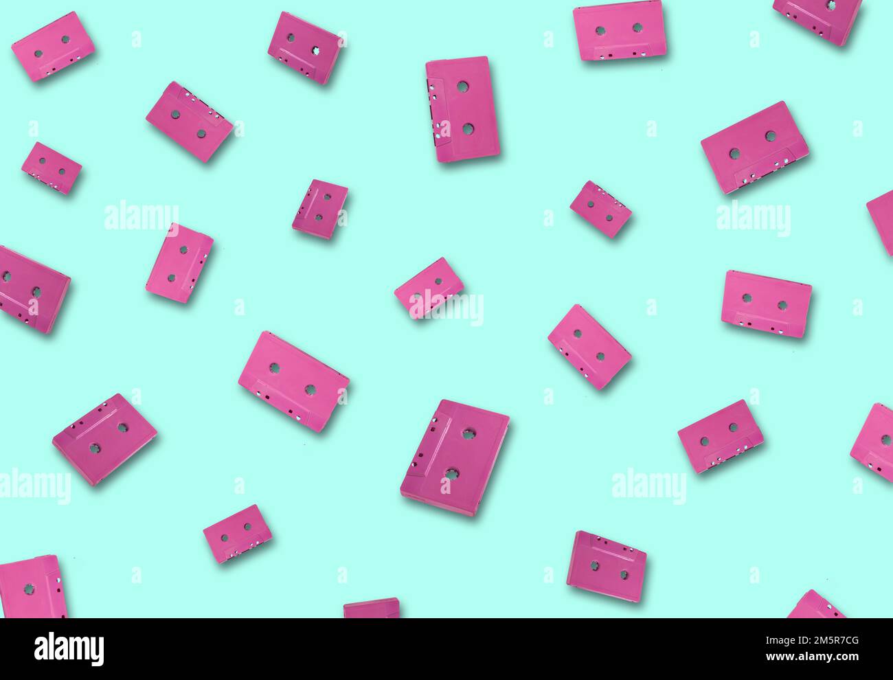 rosa musica retrò cassette su sfondo blu, arte creativa design, 3d Foto Stock
