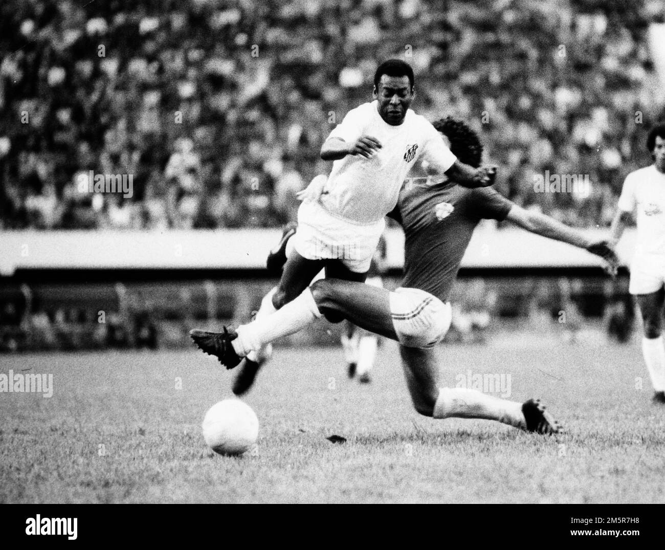 4 marzo 1974 - Santos, Brasile - il calciatore brasiliano EDSON NASCIMENTO 'PELE' è scattato da un avversario mentre va dopo la palla durante una partita di calcio. (Credit Image: © Keystone Press Agency/ZUMA Press Wire) Foto Stock