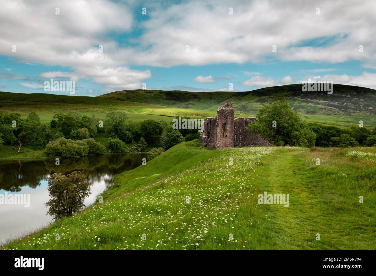 I resti dell'enigmatico Morton Castlenestled fra la campagna ondulata in Dumfries e Galloway nella Scozia del sud Foto Stock