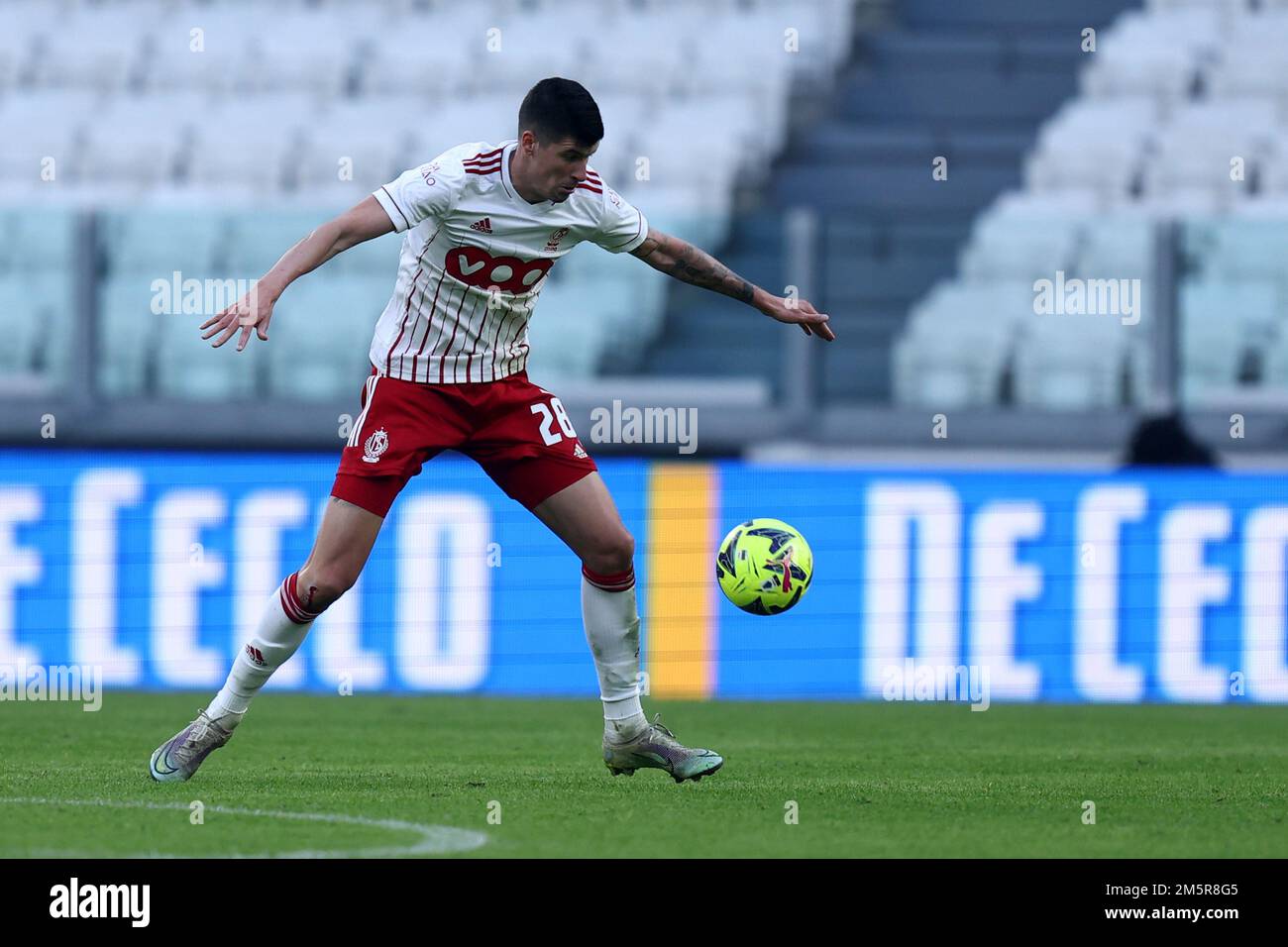 Stipe Perica di Standard de Liege in azione durante la partita di calcio amichevole tra Juventus FC e Standard de Liege allo Stadio Allianz il 30 dicembre 2022 a Torino. Credit: Marco Canoniero/Alamy Live News Foto Stock