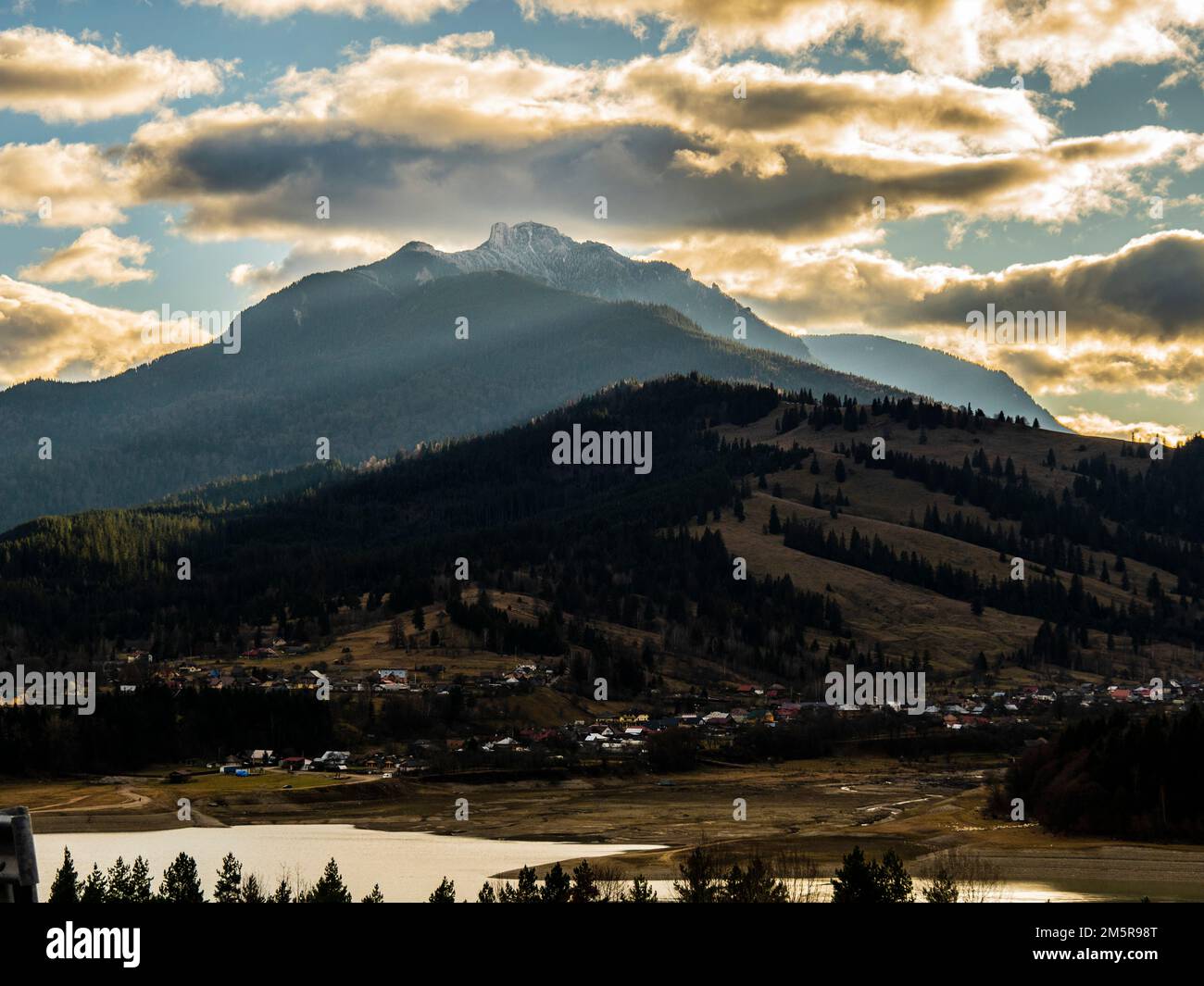 Natale 2023 Hangu, vista diretta del Monte Toaca, Monti Ceahlau Romania foto scattata da Hangu Neamt Foto Stock