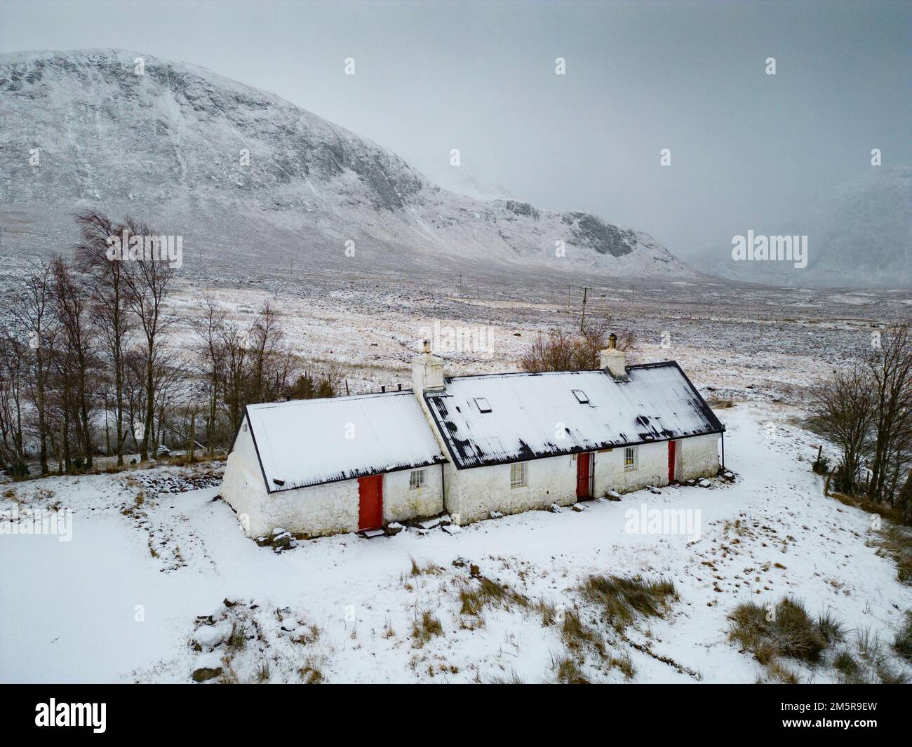 Neve coperta invernale su Glen Coe al cottage Blackrock, Highlands scozzesi, Scozia, Regno Unito Foto Stock