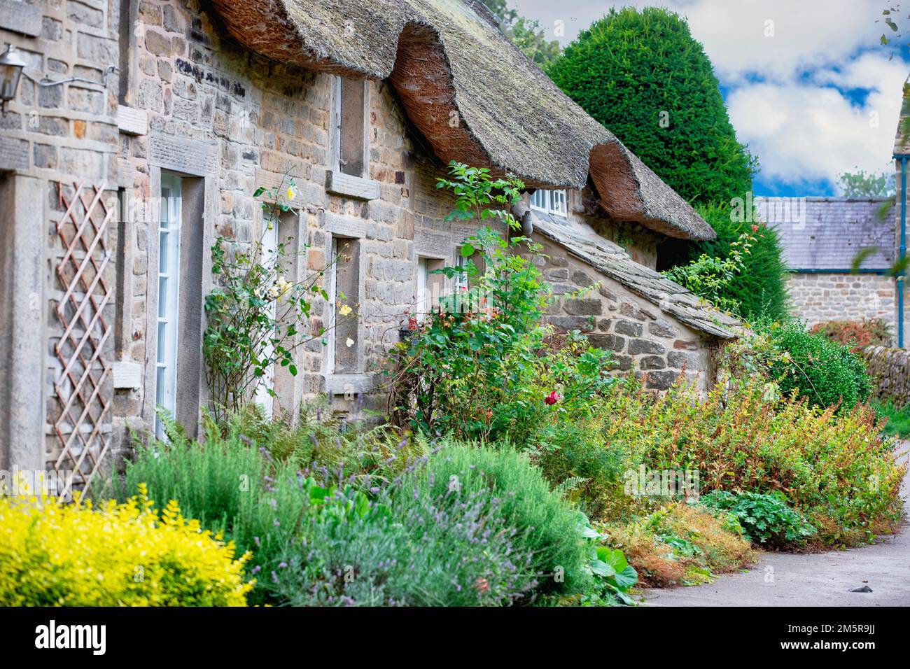 Case in paglia Edensor villaggio Derbyshire Foto Stock