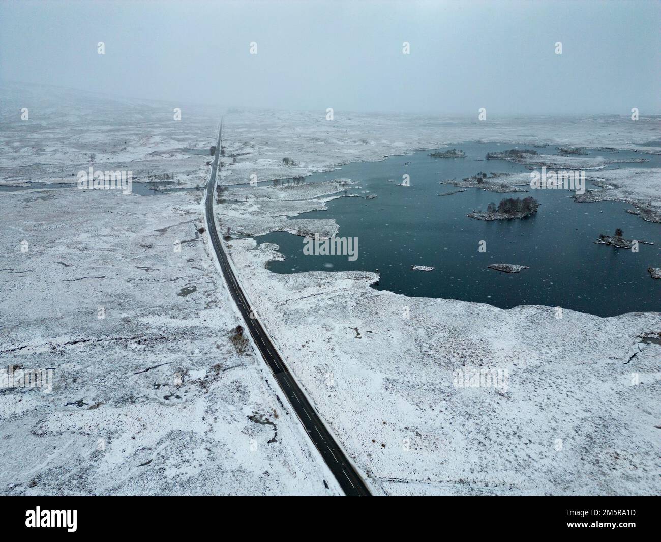 Veduta aerea della strada che attraversa Rannoch Moor nella neve d'inverno, Highlands scozzesi, Scozia, Regno Unito Foto Stock