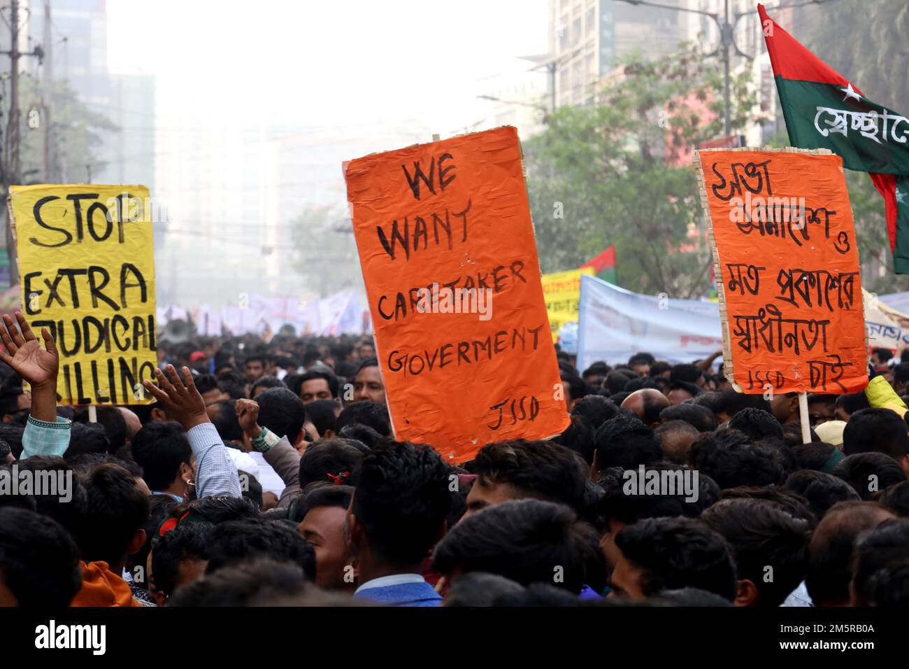 Dhaka, Bangladesh. 30th Dec, 2022. Il Partito nazionalista del Bangladesh (BNP) ha organizzato una processione di massa il 30 dicembre per attuare il loro annunciato programma di 10 punti. Lo scopo di questa processione di massa a livello nazionale era quello di protestare contro le frodi ai voti e il furto di voti, le dimissioni del governo corrotto non eletto, l'aumento del prezzo delle necessità quotidiane e il rilascio di tutti i leader politici arrestati del BNP. Credit: ZUMA Press, Inc./Alamy Live News Foto Stock