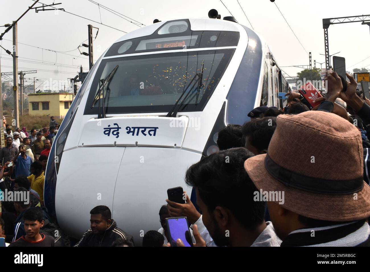 Kolkata, Bengala Occidentale, India. 30th Dec, 2022. Vande Bharat Express inizia il suo viaggio con immenso piacere ed entusiasmo. Inizia ad Howrah e fa la sua prima fermata alla stazione di Dankuni. Fin dalla mattina le località sono state desiderosi di avere un assaggio di Vande Bharat express. Mentre il treno si avvicina alla stazione, c'è un'ondata di emozioni. (Credit Image: © Sayantan Chakraorty/Pacific Press via ZUMA Press Wire) Foto Stock