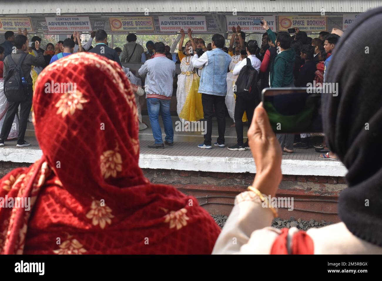 Kolkata, Bengala Occidentale, India. 30th Dec, 2022. Vande Bharat Express inizia il suo viaggio con immenso piacere ed entusiasmo. Inizia ad Howrah e fa la sua prima fermata alla stazione di Dankuni. Fin dalla mattina le località sono state desiderosi di avere un assaggio di Vande Bharat express. Mentre il treno si avvicina alla stazione, c'è un'ondata di emozioni. (Credit Image: © Sayantan Chakraorty/Pacific Press via ZUMA Press Wire) Foto Stock