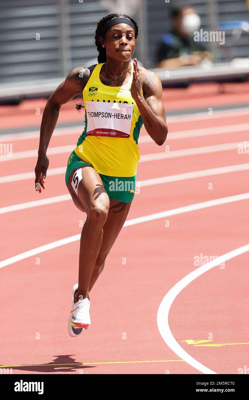 Elaine Thompson-Herah (JAM) gareggia nei 200 metri delle Donne ai Giochi Olimpici estivi 2020 (2021) di Tokyo, Giappone Foto Stock