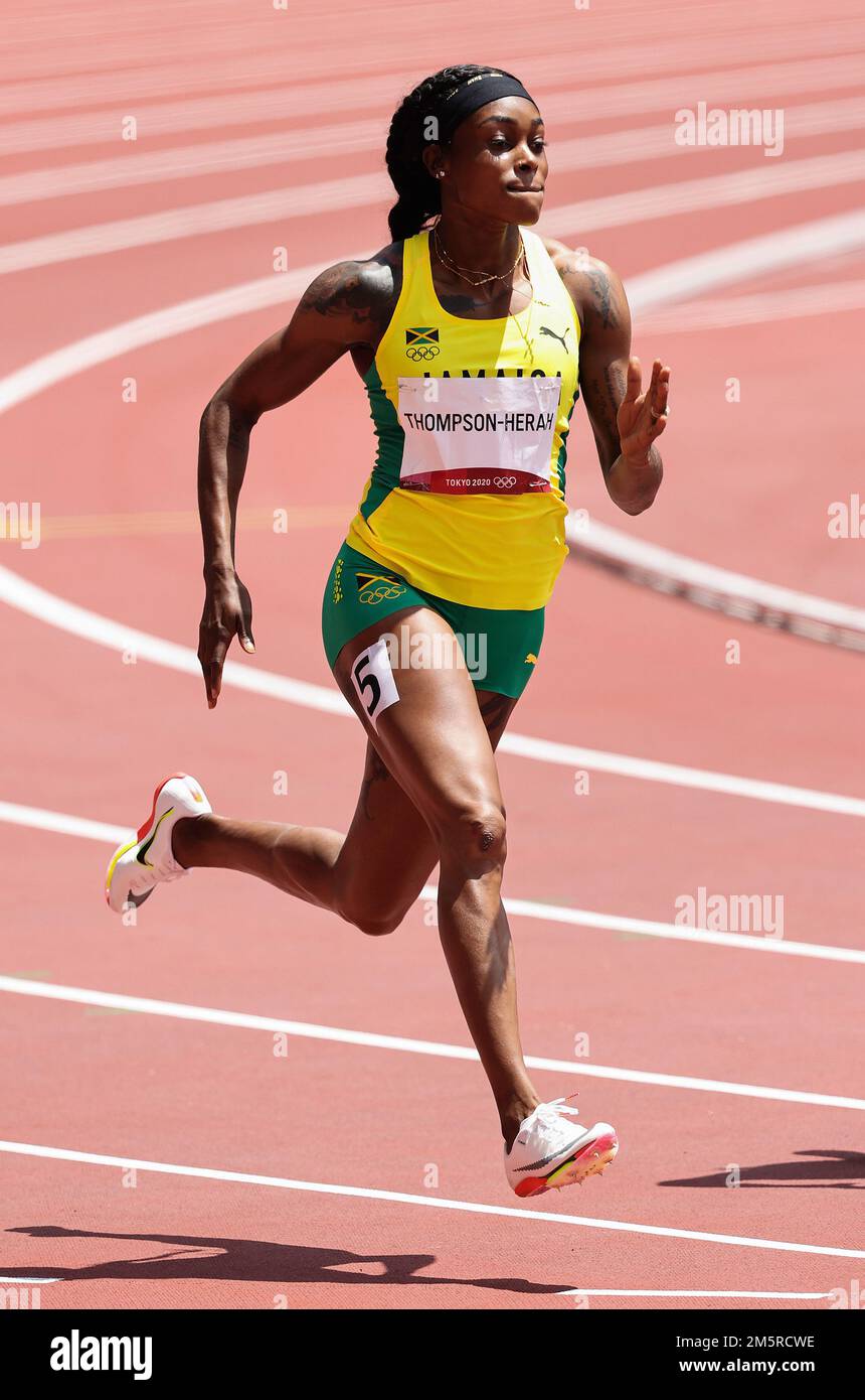 Elaine Thompson-Herah (JAM) gareggia nei 200 metri delle Donne ai Giochi Olimpici estivi 2020 (2021) di Tokyo, Giappone Foto Stock