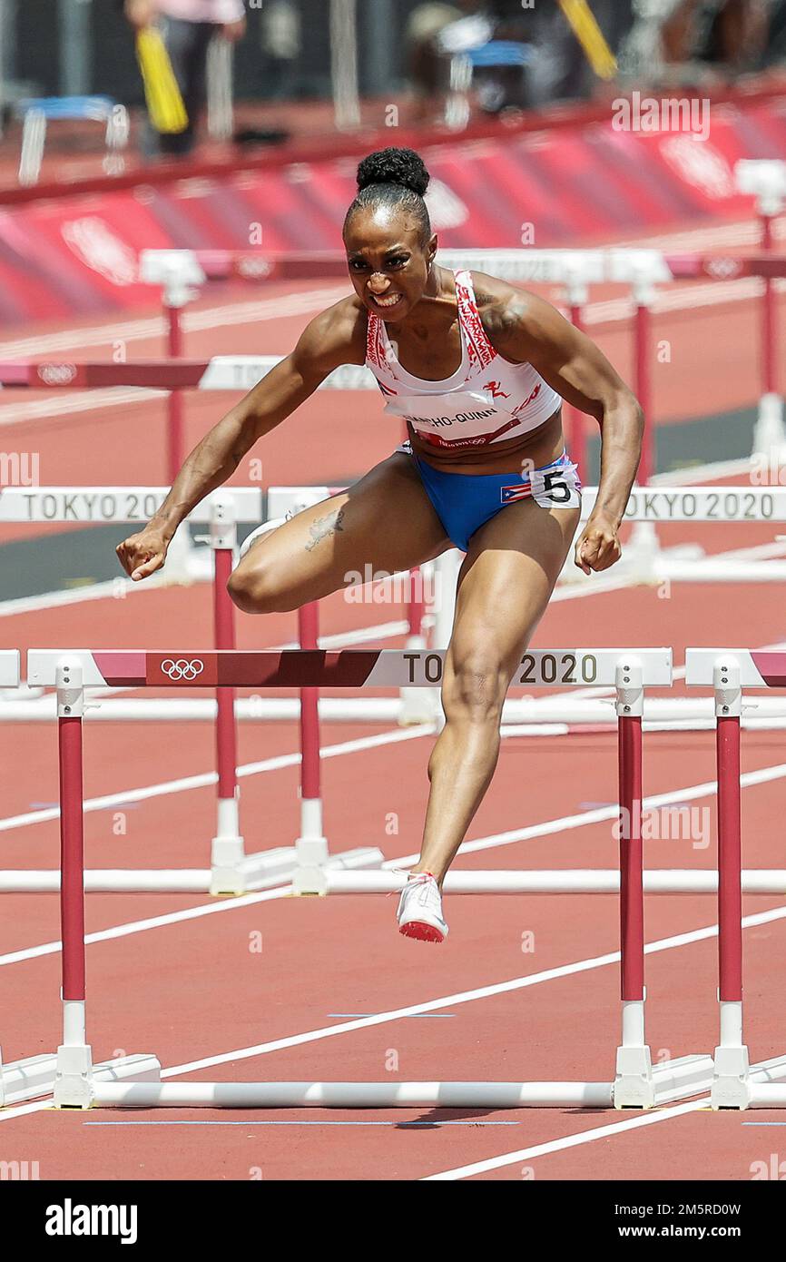 Jasmine Camacho-Quinn (pur) Olympic Champurn vince gli ostacoli di 100 metri delle donne ai Giochi Olimpici estivi 2020 (2021), Tokyo, Giappone Foto Stock
