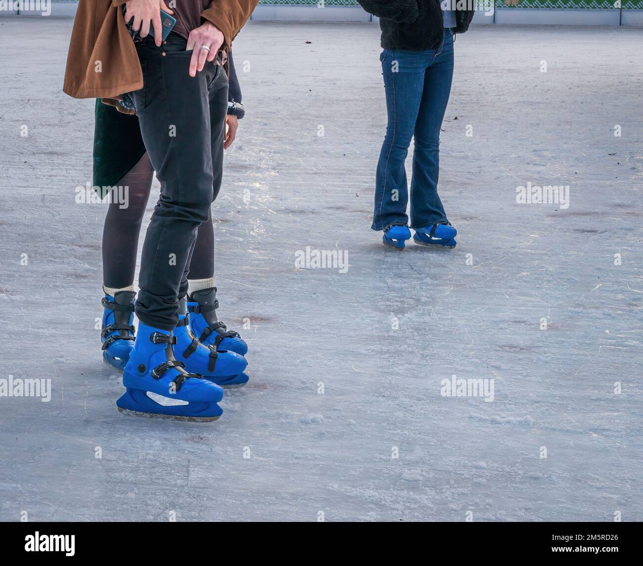 Persone che pattinano in Winter Wonderland a Hyde Park, Londra Foto Stock