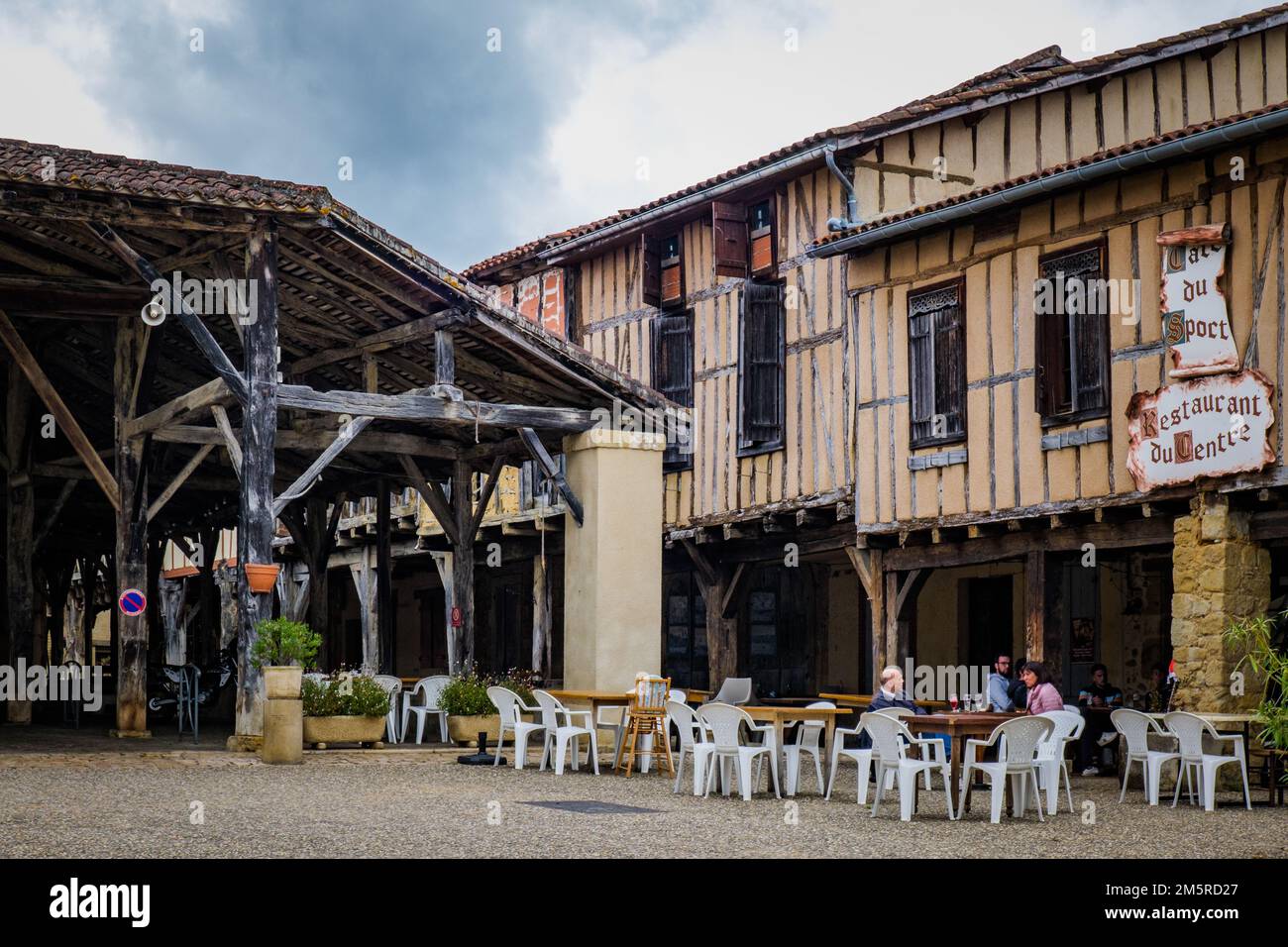 Il mercato coperto e case medievali a graticcio nel piccolo villaggio di Bassoues (Sud della Francia, Gers) Foto Stock