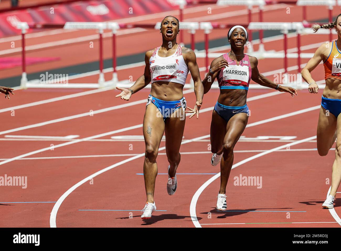Jasmine Camacho-Quinn (pur) vince il campione olimpico (C) e la medaglia d'argento Kendra Harrison (USA) (R) negli ostacoli di 100 metri delle donne ai Giochi estivi olimpici del 2020 (2021) a Tokyo, Giappone Foto Stock