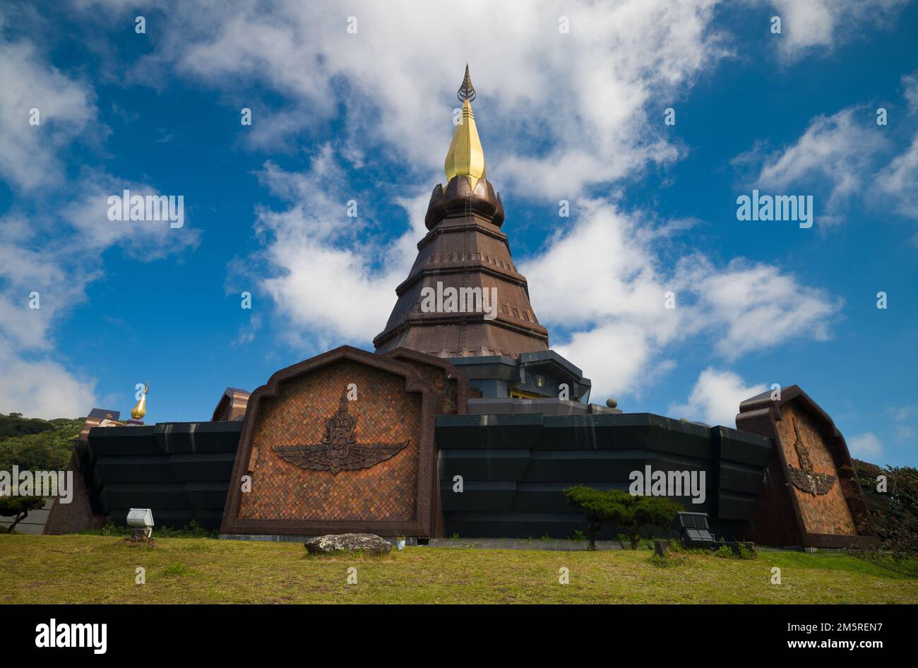 Famoso parco nazionale Doi Inthanon. Pagoda vista sul monte Inthanon in una bella giornata. Chiang mai, Thailandia Foto Stock