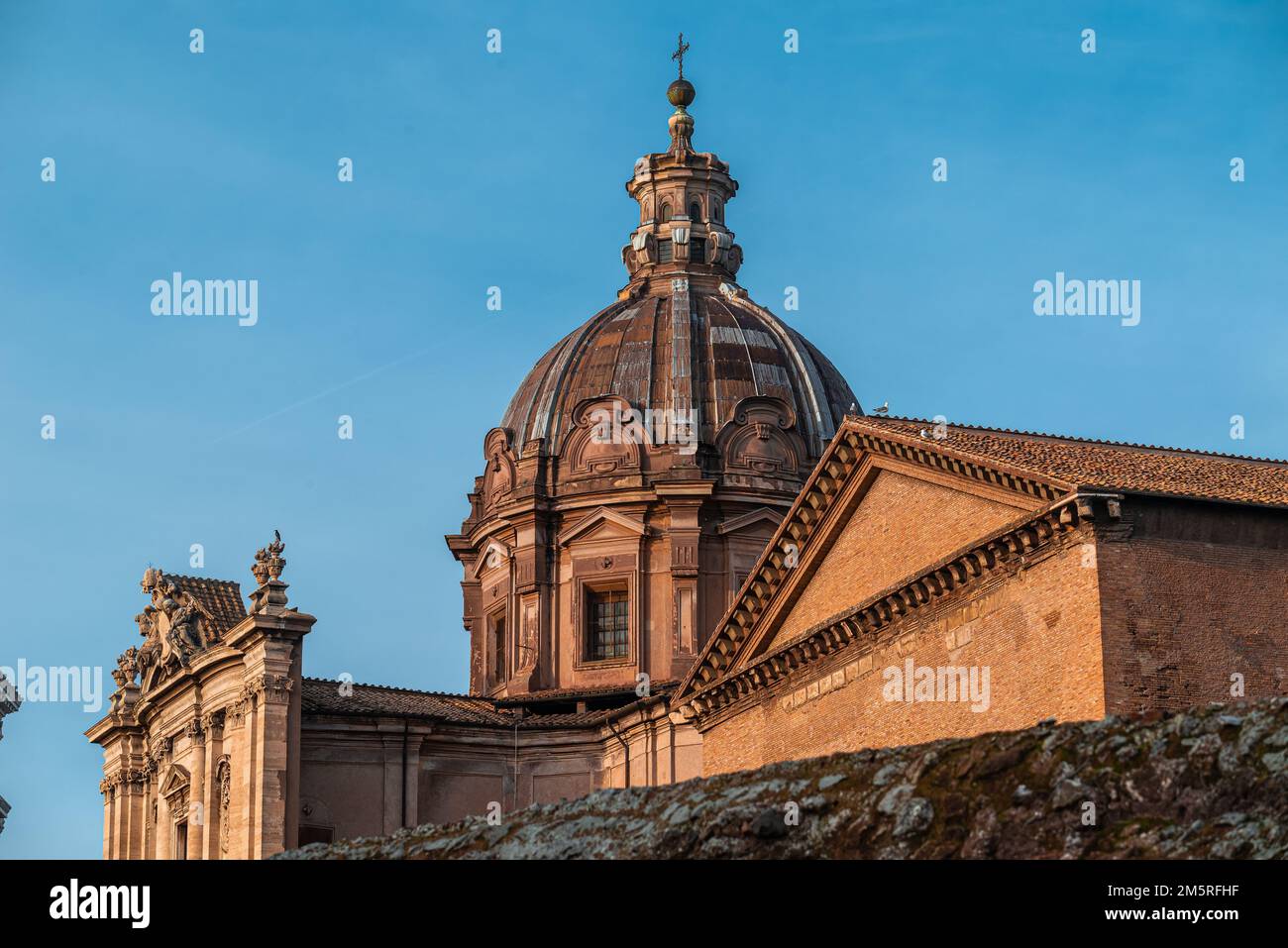 Paesaggio urbano - chiesa cattolica di san Luca e Martina di Roma antica, Italia, caratterizzata dalla sua cupola con il simbolo araldico di Barberini - ape. Foto Stock