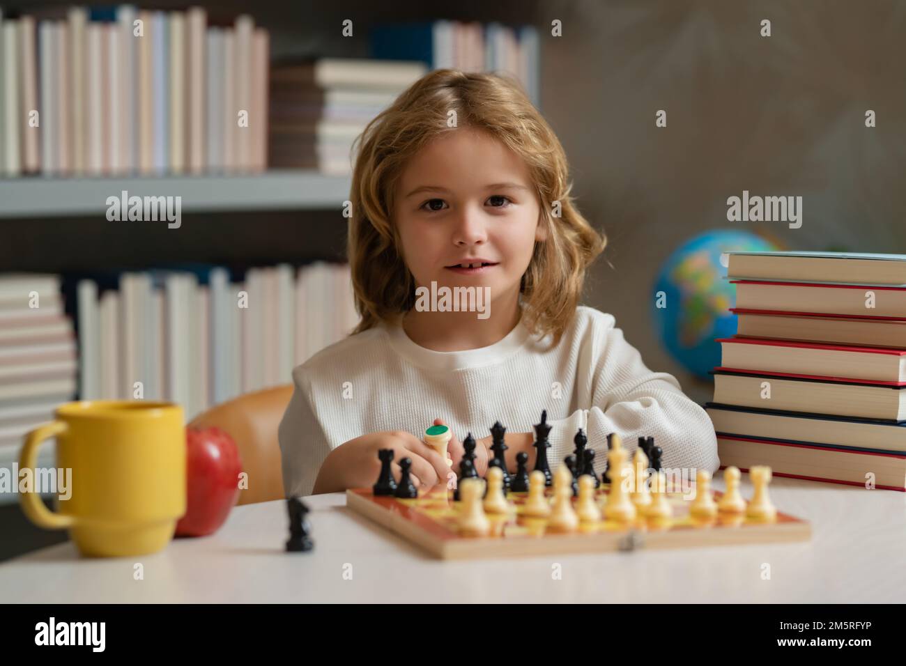 Piccolo bambino chessman giocare a scacchi gioco, checkmate. Giochi per il concetto di intelligenza del cervello. Foto Stock