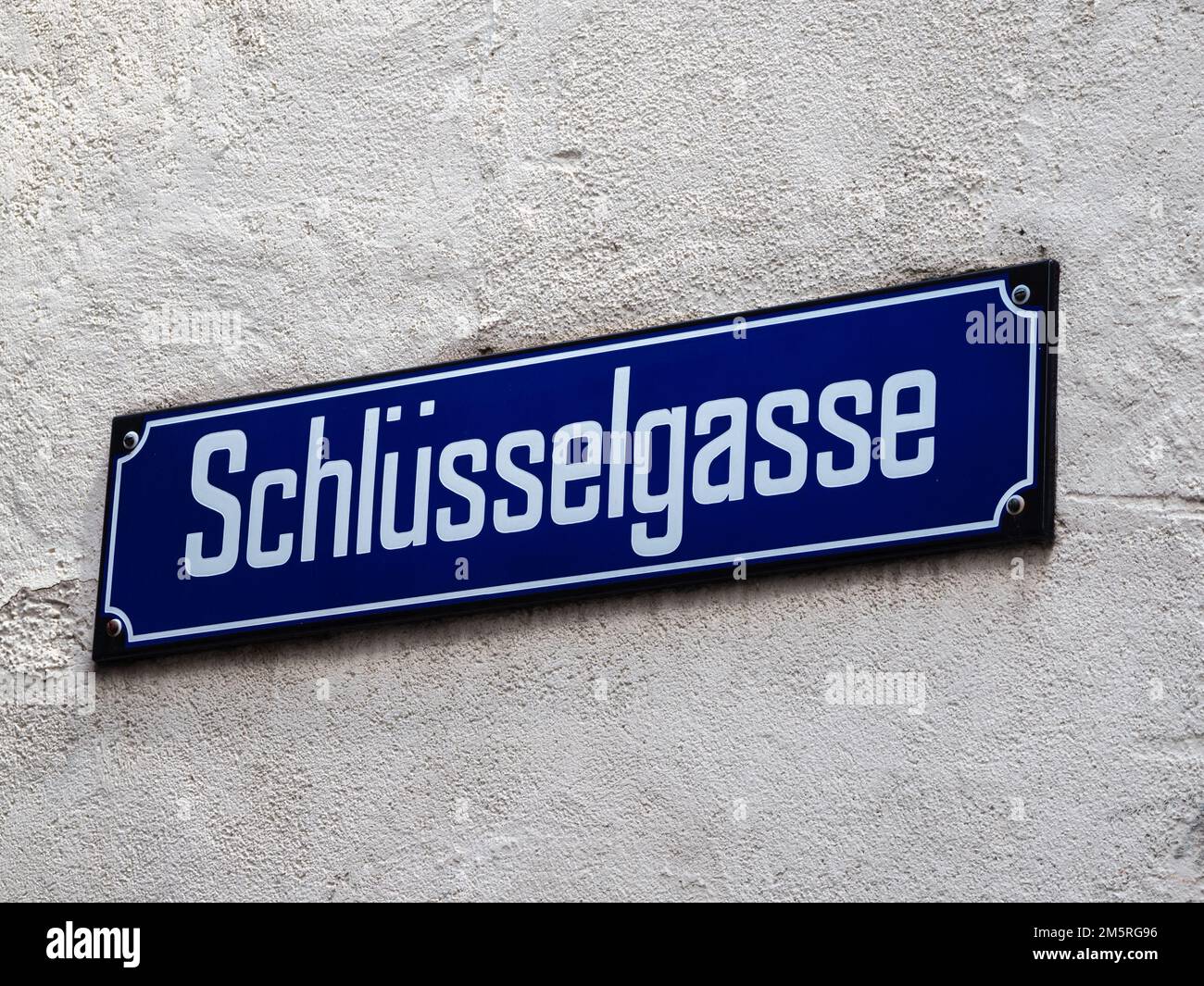 Cartello con il nome della strada Schlusselgasse - Key Alley a Zurigo, Svizzera Foto Stock