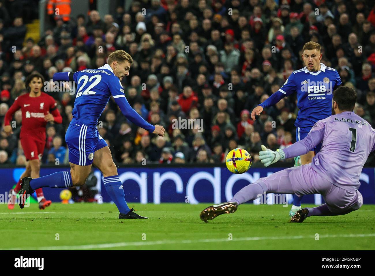 Kiernan Dewsbury-Hall #22 di Leicester City segna per renderlo 0-1 durante la partita della Premier League Liverpool vs Leicester City ad Anfield, Liverpool, Regno Unito, 30th dicembre 2022 (Foto di Mark Cosgrove/News Images) Foto Stock