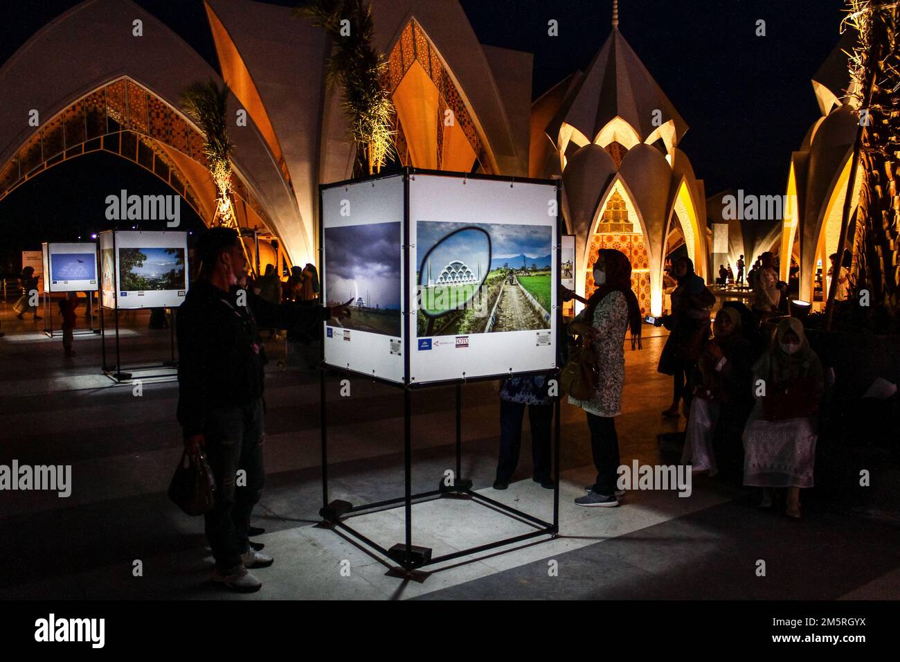 Bandung, Giava Occidentale, Indonesia. 30th Dec, 2022. La gente guarda l'esposizione da Pewarta Foto Indonesia Bandung e AntaraFoto Jabar di fronte alla moschea di al Jabbar dopo essere stato inagurato dal governatore West Java RIDWAN KAMIL a Bandung. Il Governatore di Giava Ovest, Ridwan Kamil, ha inaugurato la Moschea al Jabbar, costruita su un'area di 25,9 ettari e in grado di ospitare almeno 50.000 persone. Si prevede che la Moschea di al Jabbar sia un centro per l'educazione e l'empowerment dei Musulmani e della Nuova icona nella Provincia di Giava Occidentale. (Credit Image: © Algi Libri Sugita/ZUMA Press Wire) Credit: ZUMA Press, Inc./Alamy Live News Foto Stock