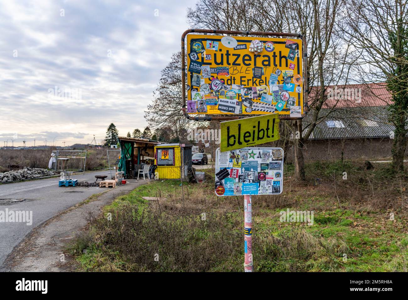 Barricate, ostacoli, nel campo degli attivisti climatici nel resto del villaggio di Lützerath, che è l'ultimo posto per essere dragato al op Foto Stock