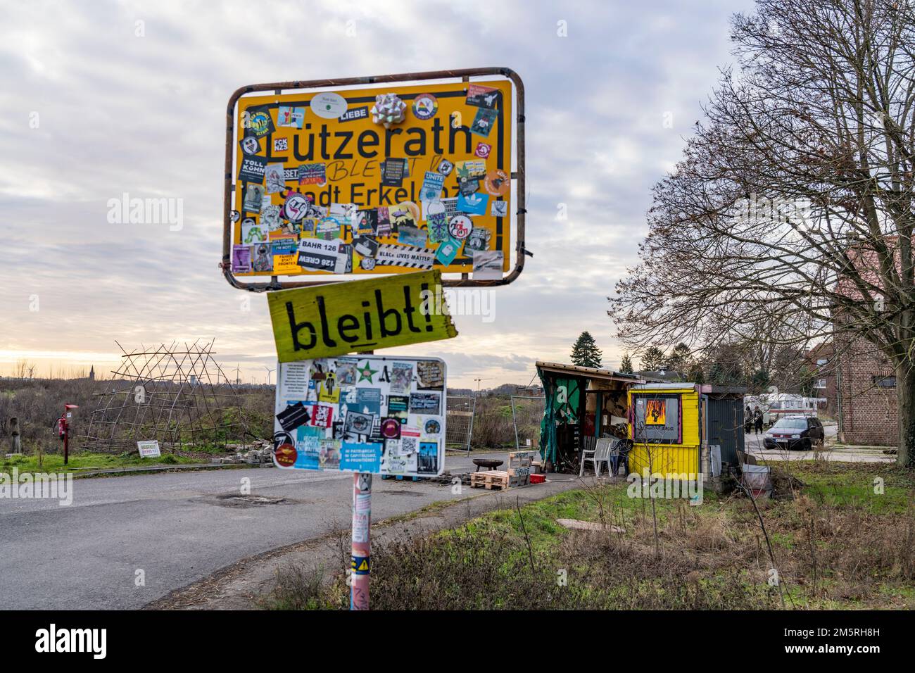 Barricate, ostacoli, nel campo degli attivisti climatici nel resto del villaggio di Lützerath, che è l'ultimo posto per essere dragato al op Foto Stock