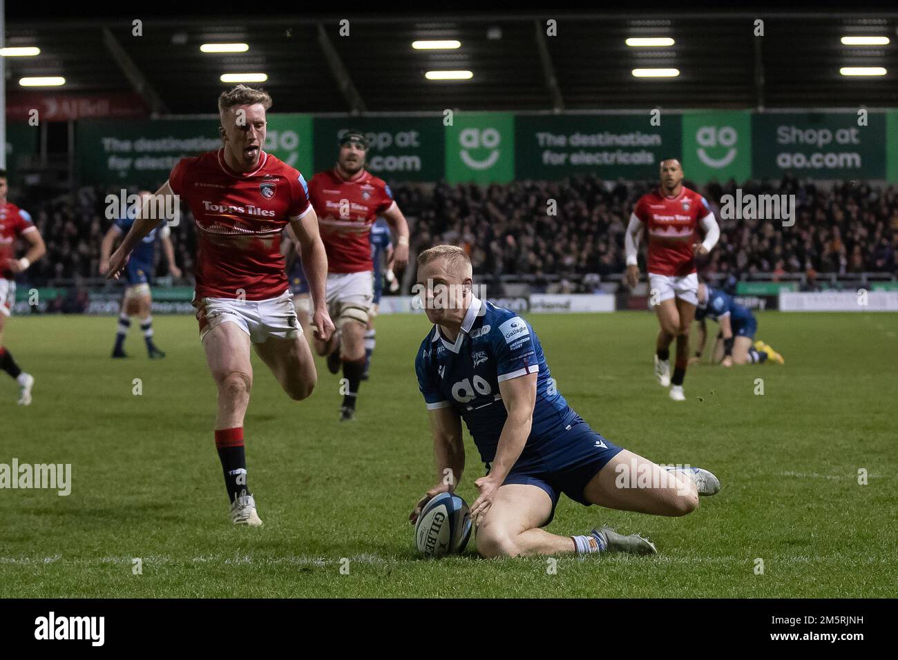 Manchester, Regno Unito. 30th Dec, 2022. Vendite la prova di Arron Reed è negata per un colpo su *** durante la partita di rugby della Gallagher Premiership fra gli squali di vendita e le tigri di Leicester all'AJ Bell Stadium, Manchester il 30 dicembre 2022. Foto di Simon Hall. Solo per uso editoriale, licenza richiesta per uso commerciale. Non è utilizzabile nelle scommesse, nei giochi o nelle pubblicazioni di un singolo club/campionato/giocatore. Credit: UK Sports Pics Ltd/Alamy Live News Credit: UK Sports Pics Ltd/Alamy Live News Foto Stock